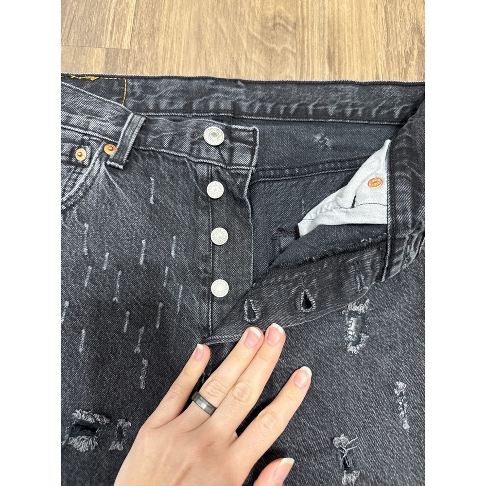 Levis 501 Original Fit Jeans Mens W30 L30‎ Black Distressed Ripped Denim - Picture 3 of 7